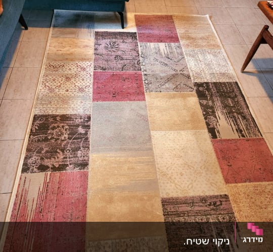שטיח צבעוני על רצפה ליד ספה כחולה